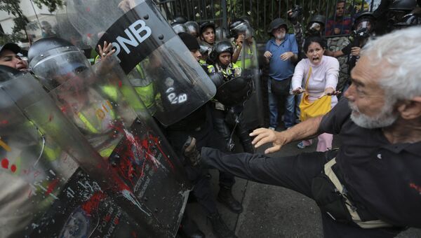 Столкновения демонстрантов с полицией в Каракасе, Венесуэла