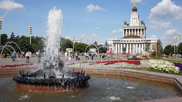 Всероссийский выставочный центр (ВДНХ). Вид на фонтан и Центральный павильон. Архивное фото