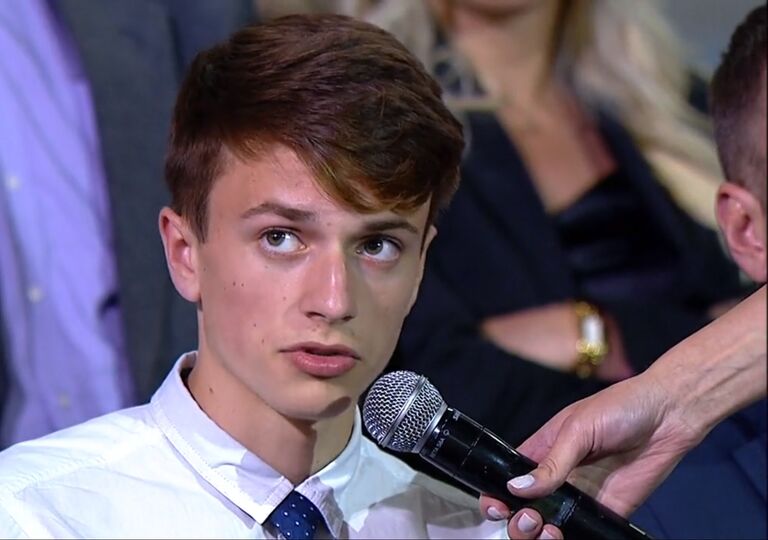 Школьник Даниил Прилепа задает вопрос Владимиру Путину Школьник Даниил Прилепа задает вопрос Владимиру Путину