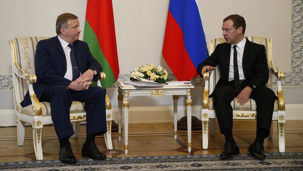 Председатель правительства РФ Дмитрий Медведев и премьер-министр Белоруссии Андрей Кобяков во время встречи. 16 июня 2017