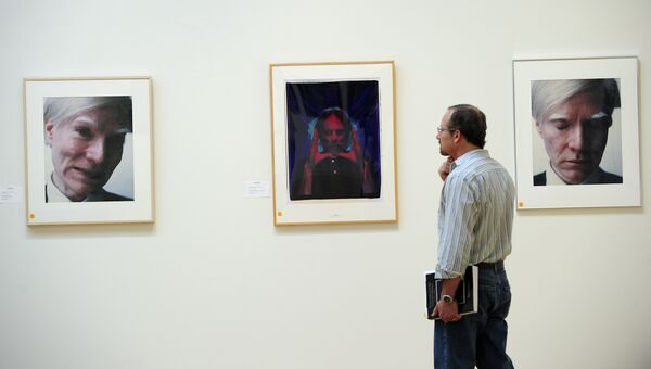 Снимки Энди Уорхола снятые на Polaroid на аукционе Sotheby's в Нью-Йорке