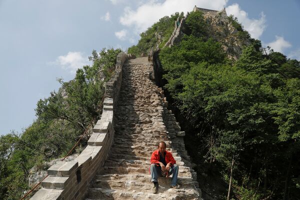 Мужчина отдыхает во время реконструкции Великой Китайской стены