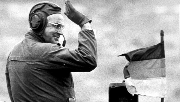 Канцлер Германии Гельмут Коль на танке Леопард.  17 сентября 1986 года