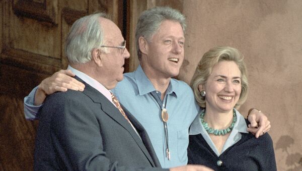 Канцлер ФРГ Коль и президент США Клинтон с супругой перед обедом в загородном ресторане Форд