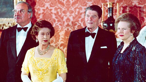 Гельмут Коль, королева Великобритании Елизавета II, президент США Рональд Рейган и премьер-министр Великобритании Маргарет Тэтчер в Букингемском дворце в Лондоне. 1984 год