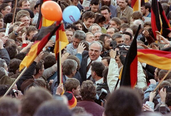 Гельмут Коль в толпе сторонников. 20 февраля 1990 года