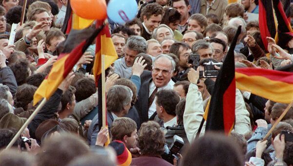 Гельмут Коль в толпе сторонников. 20 февраля 1990 года