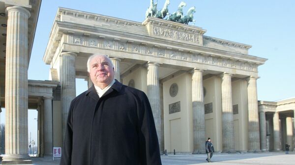 Бывший канцлер Германии Гельмут Коль возле Бранденбургских ворот. Архивное фото