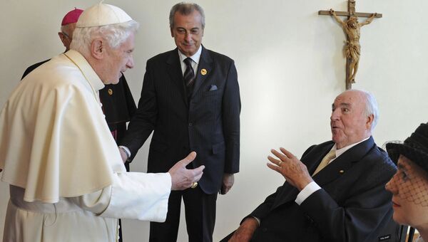 Папа Бенедикт XVI с бывшим канцлер Германии Гельмут Коль. 2011 год