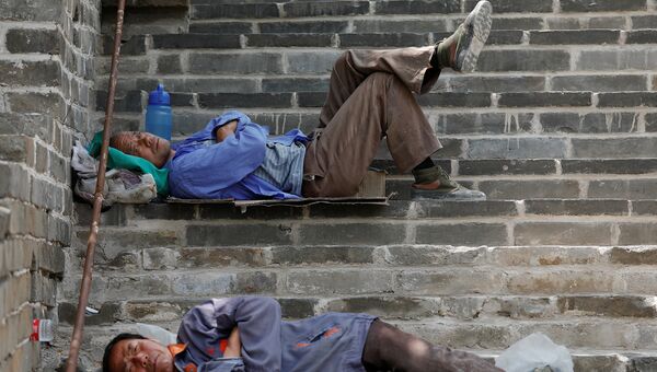 Рабочие отдыхают в перерыве реконструкции участка Великой Китайской стены