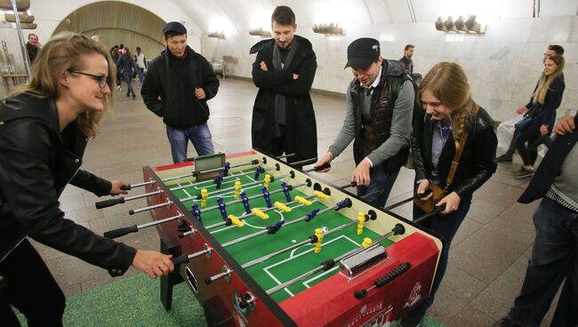 Настольный футбол в переходе между станциями метро Пушкинская и Чеховская, установленный в московском метрополитене в преддверии Кубка конфедераций