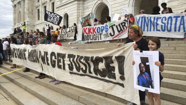 Акция протеста против решения суда оправдать полицейского, застрелившего афроамериканца, в Сент-Поле, Миннесота, США. 16 июня 2017