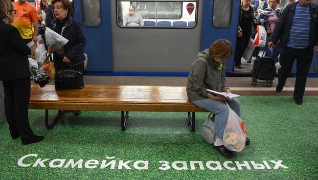 Надпись Скамейка запасных на станции метро Тушинская в дни проведения матчей Кубка конфедераций FIFA 2017