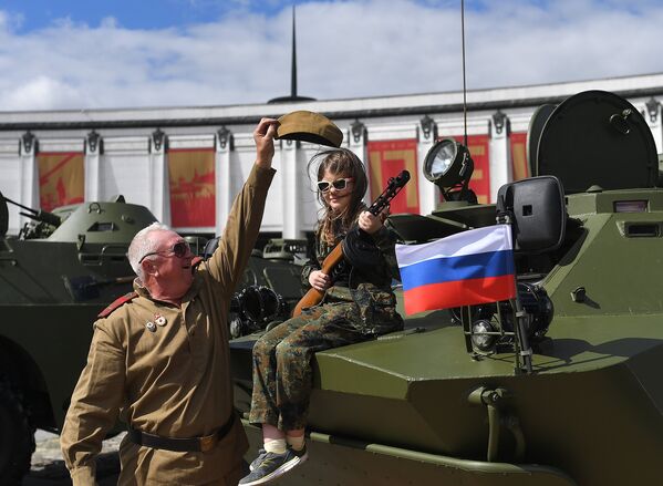 Участники перед стартом пробега бронетехники Дорога мужества на Поклонной горе в Москве