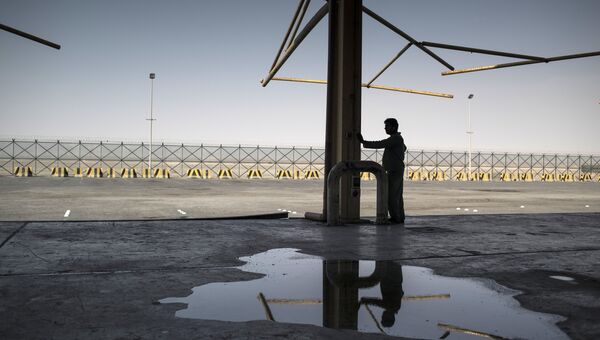 Рабочий таможни на пропускном пункте на закрытой границе между Катаром и Саудовской Аравией