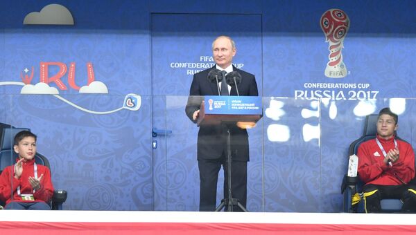 Президент РФ Владимир Путин выступает на стадионе Санкт-Петербург перед матчем между сборными России и Новой Зеландии. 17 июня 2017
