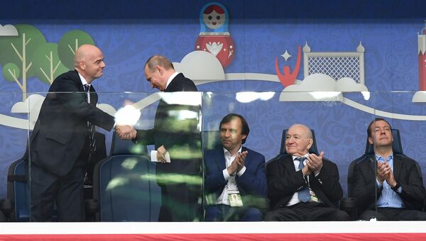 Глава Международной федерации футбола  Джанни Инфантино и Владимир Путин на стадионе Санкт-Петербург перед началом матча Кубка конфедераций-2017. 17 июня 2017