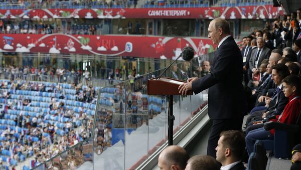 Президент РФ Владимир Путин выступает на стадионе Санкт-Петербург перед матчем Кубка конфедераций-2017. 17 июня 2017