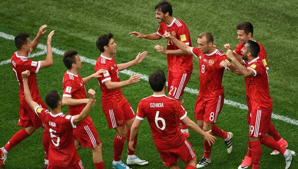 Игроки сборной России радуются забитому мячу во время матча Кубка конфедераций-2017 по футболу между сборными России и Новой Зеландии в Санкт-Петербурге. 17 июня 2017