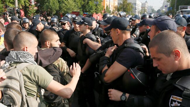 Киевская полиция блокирует протестующих против марша равенства ЛГБТ-сообщества. 18 июня 2017