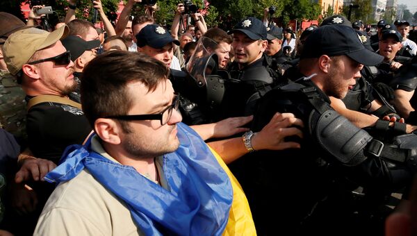 Полиция блокирует протестующих против ЛГБТ во время марша равенства в Киеве. 18 июня 2017
