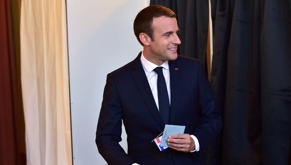 Президент Франции Эммануэль Макрон на избирательном участке на парламентских выборах второго тура во Франции
