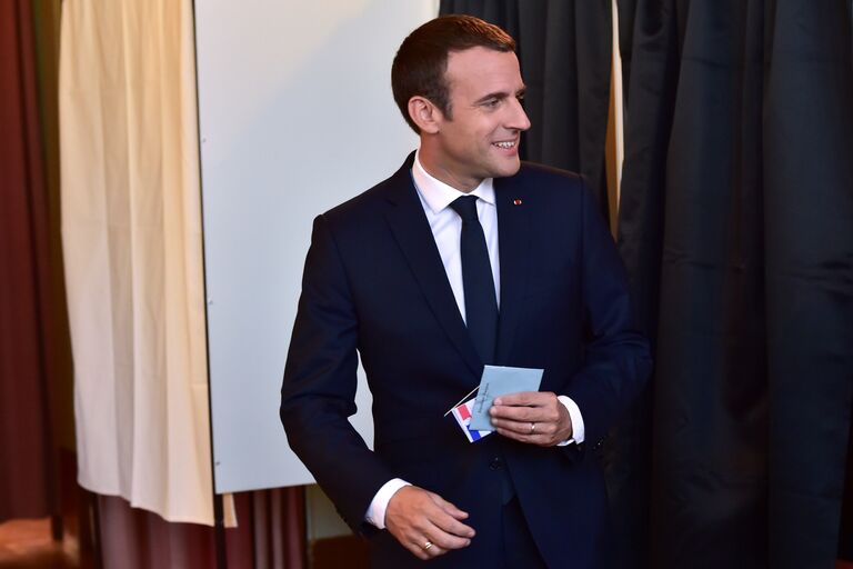 Президент Франции Эммануэль Макрон на избирательном участке на парламентских выборах второго тура во Франции. 18 июня 2017 Президент Франции Эммануэль Макрон на избирательном участке на парламентских выборах второго тура во Франции. 18 июня 2017