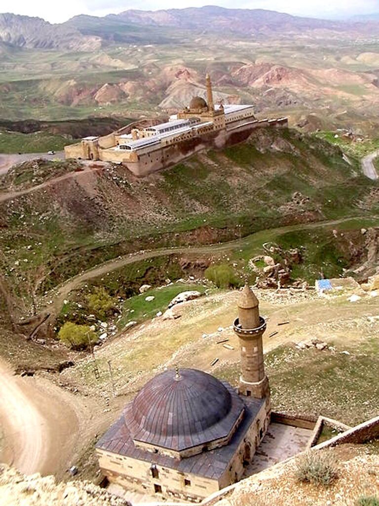 Современный вид на дворец Исхак-Паши со стороны Старой крепости Современный вид на дворец Исхак-Паши со стороны Старой крепости