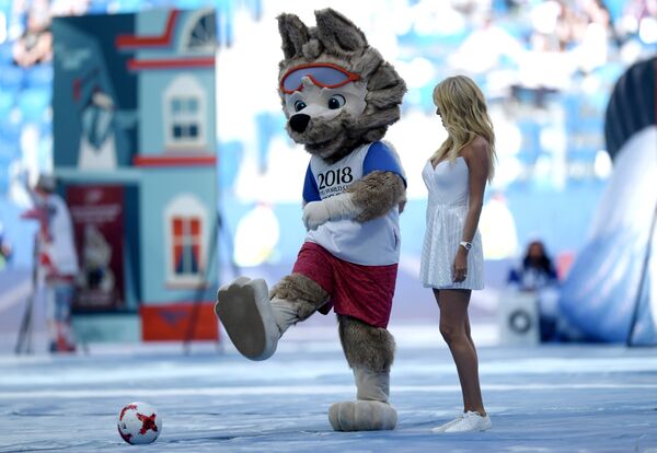 Официальный талисман чемпионата мира по футболу 2018 волк Забивака на церемонии открытия Кубка конфедераций-2017 в Санкт-Петербурге. 17 июня 2017