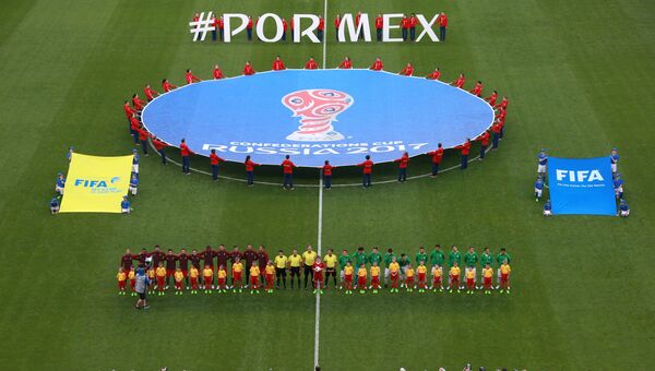 Команды перед началом матча Кубка конфедераций-2017 по футболу между сборными Португалии и Мексики