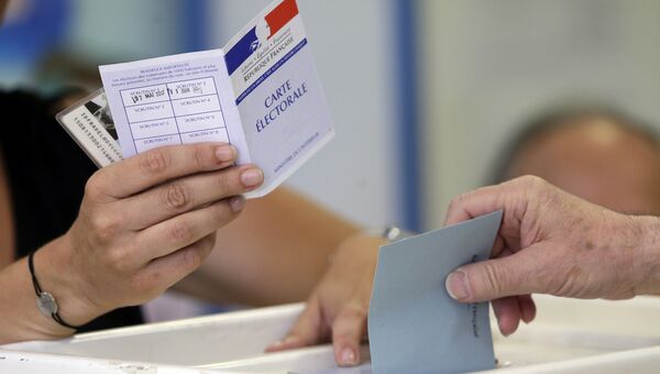 Избиратели голосуют во втором раунде французских выборов в законодательные органы. 18 июня 2017