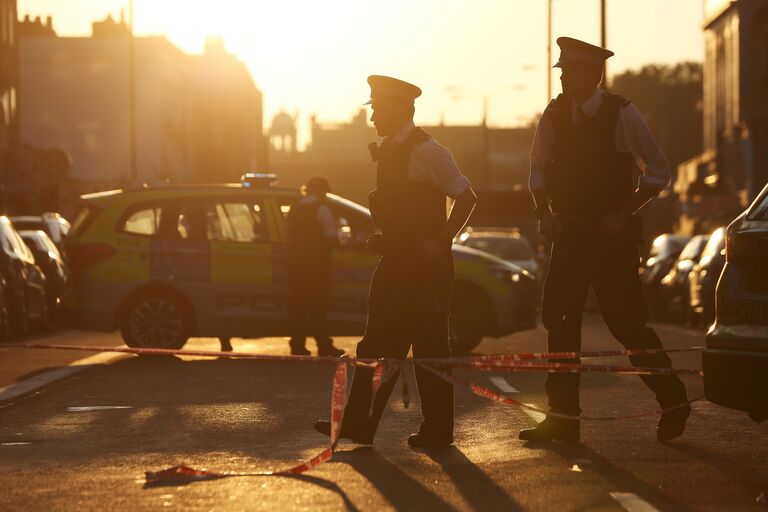 Полиция работает на месте наезда фургона на толпу людей в Лондоне. 19.06.2017