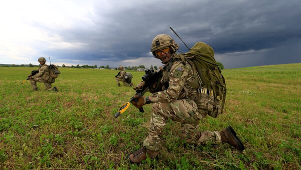 Военнослужащие британской армии участвуют в учениях НАТО на границе между Польшей и Литвой. 17 июня 2017