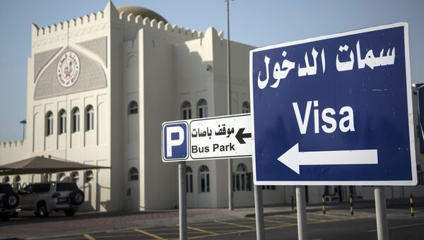 Здание таможни и указатель на закрытой границе между Катаром и Саудовской Аравией. Архивное фото