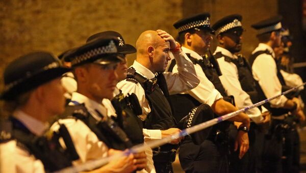 Полиция работает на месте наезда фургона на толпу людей в Лондоне. 19.06.2017