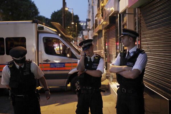Полиция работает на месте наезда фургона на толпу людей в Лондоне. 19.06.2017