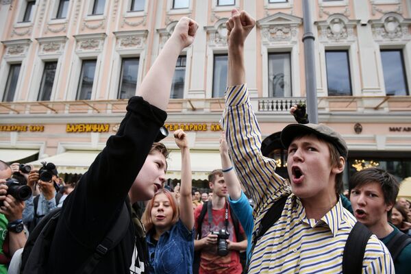 Молодые люди на Тверской улице в Москве во время несанкционированной акции. 12 июня 2017 Молодые люди на Тверской улице в Москве во время несанкционированной акции. 12 июня 2017