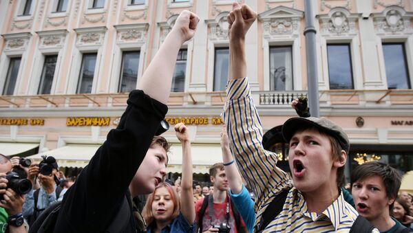 Молодые люди на Тверской улице в Москве во время несанкционированной акции протеста. Архивное фото
