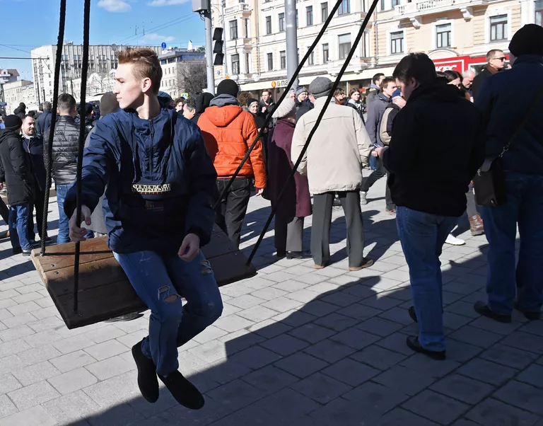 Участники несанкционированной акции на Триумфальной площади в Москве Участники несанкционированной акции на Триумфальной площади в Москве