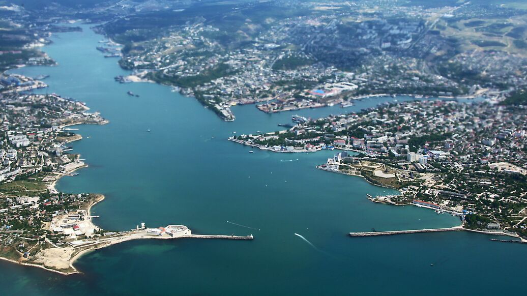 В Севастополе продолжают работу по отражению атаки воздушных целей