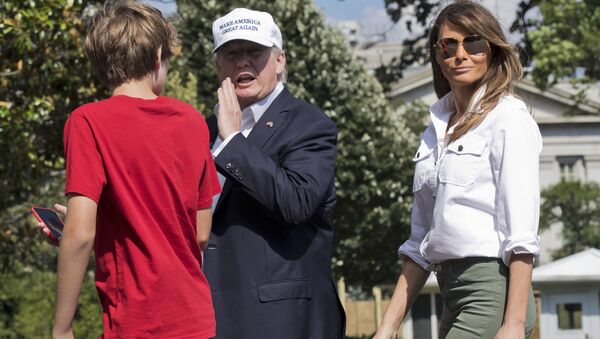 Президент Дональд Трамп с первой леди Меланьей Трамп и их сыном Барроном по прибытии в Белый дом из Кэмп-Дэвида. 18 июня 2017