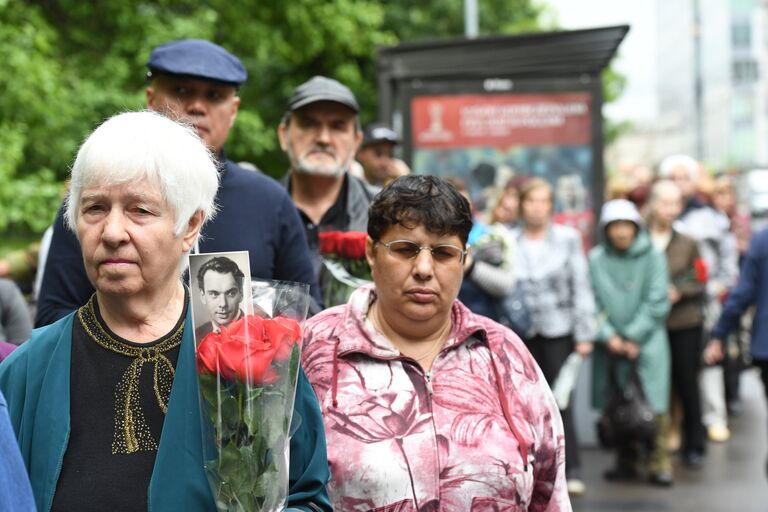 Жители города в очереди у Дома кино, где проходит церемония прощания с актером Алексеем Баталовым Жители города в очереди у Дома кино, где проходит церемония прощания с актером Алексеем Баталовым