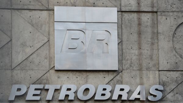 Вывеска на офисе компании Petrobras. Архивное фото