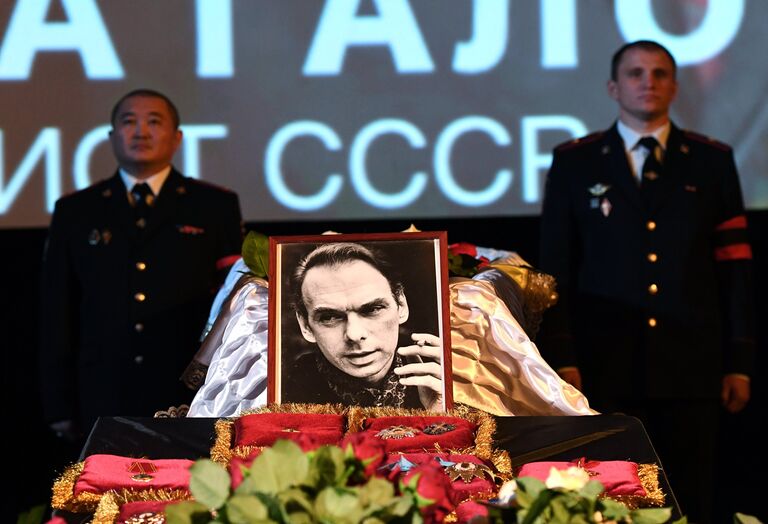 Церемония прощания с актером Алексеем Баталовым проходит в Большом зале Дома кино Церемония прощания с актером Алексеем Баталовым проходит в Большом зале Дома кино