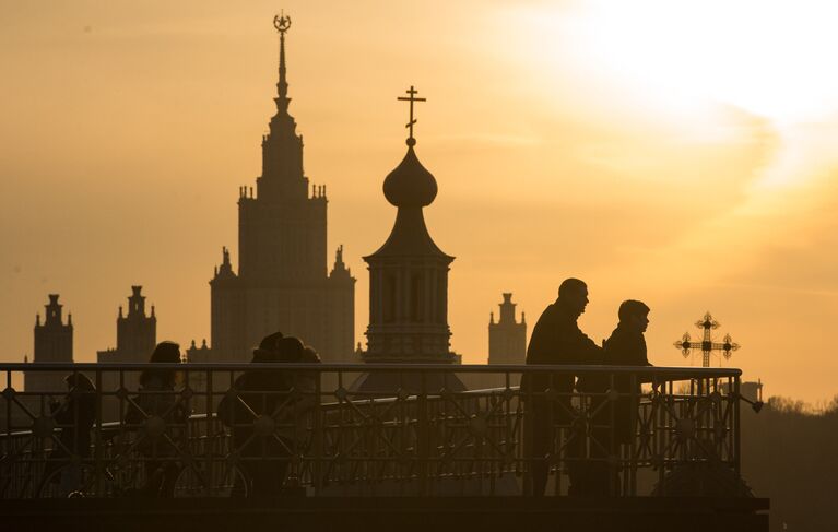 Здание Московского государственного университета имени М.В. Ломоносова и колокольня Андреевского ставропигиального мужского монастыря