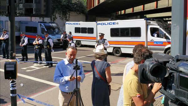 Полиция и журналисты на месте наезда фургона на людей в Лондоне. 19 июня 2017