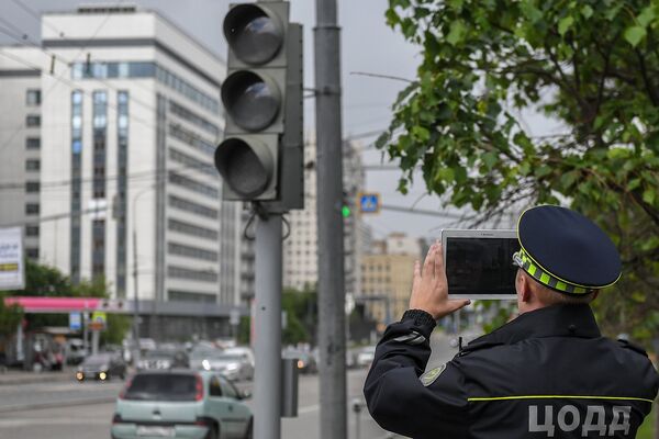 Сотрудник дорожной службы ЦОДД во время патрулирования в Москве Сотрудник дорожной службы ЦОДД во время патрулирования в Москве