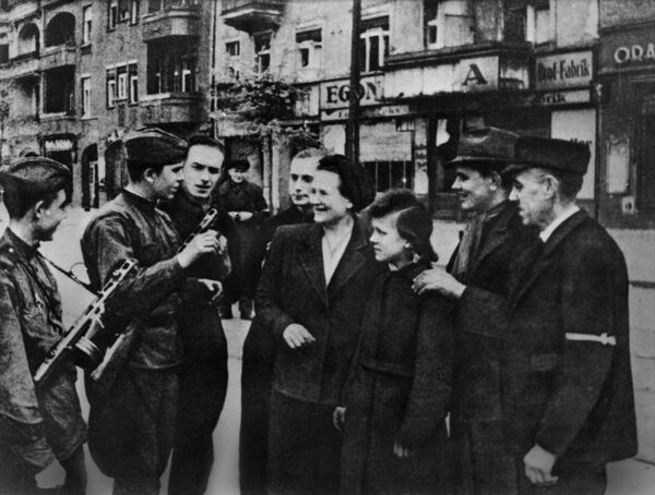 Первые встречи гражданского населения Берлина с советскими солдатами. 2 мая 1945 Первые встречи гражданского населения Берлина с советскими солдатами. 2 мая 1945