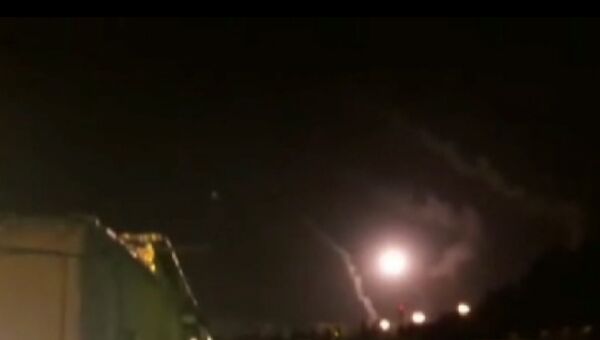 Иранские ракеты поразили цели боевиков ИГ* в Сирии. Съемка очевидца