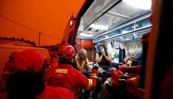 Помощь местным жителям в зоне лесных пожаров в Португалии